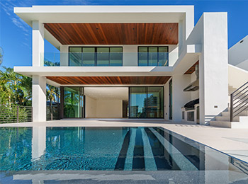 Villa contemporánea con piscina infinita
