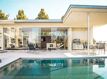 Casa minimalista con piscina y quincho